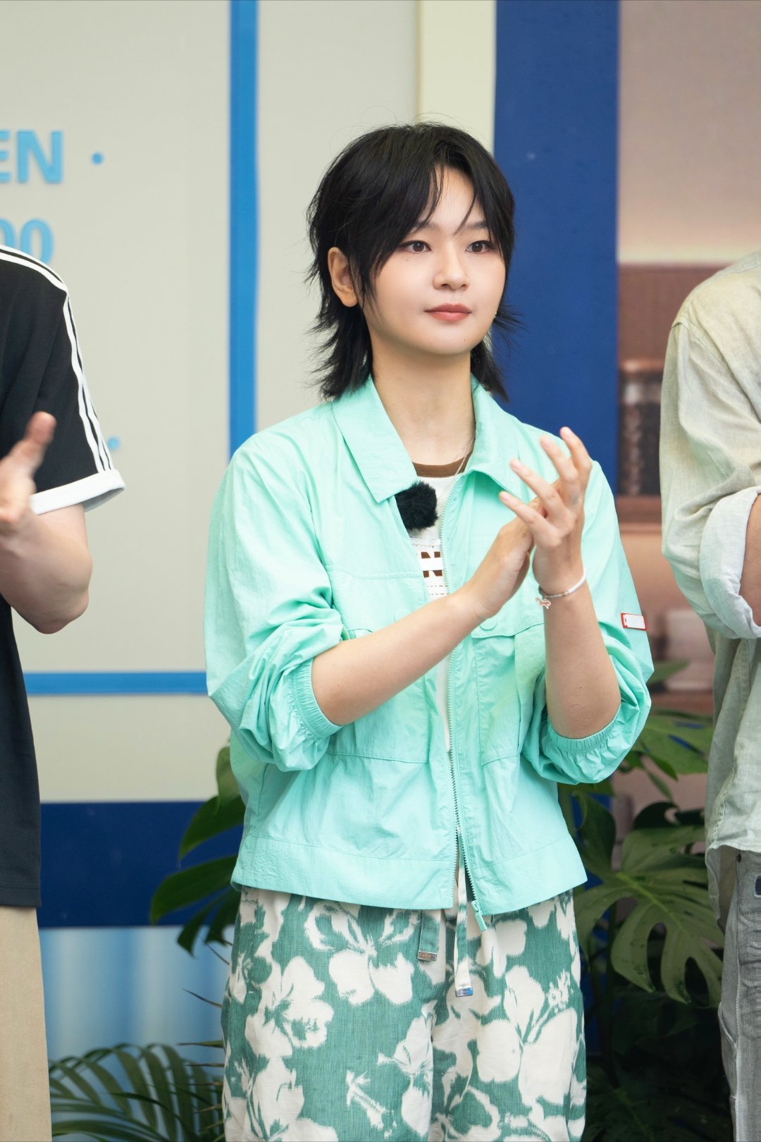 周笔畅衣服就是爱滑我也没办法 周笔畅这衣服也太有个性了，在这么紧张的时刻非要滑下