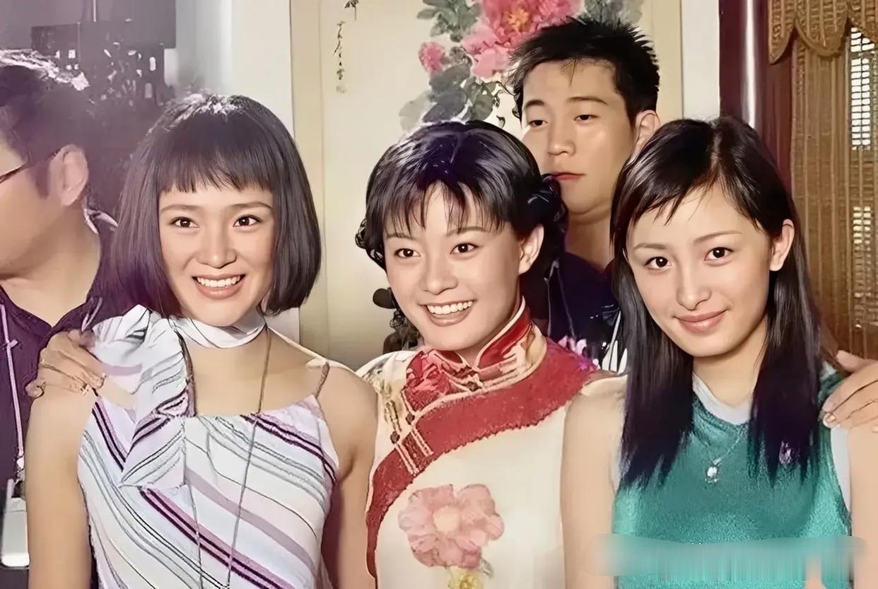 看着这张照片，孙俪还是那个孙俪，杨幂已不再是那个杨幂，最左面美女最漂亮。你们知道