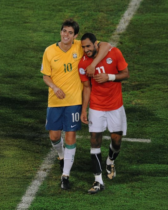 你认识卡卡旁边的球员吗？ 