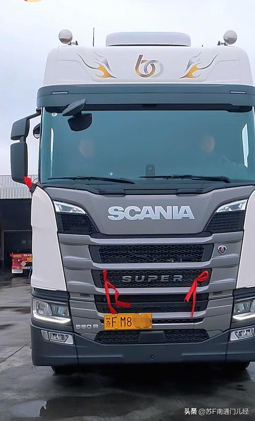 南通街头已经能看到如皋工厂生产的斯堪尼亚卡车了，比起国产品牌卡车确实要亮眼一些。