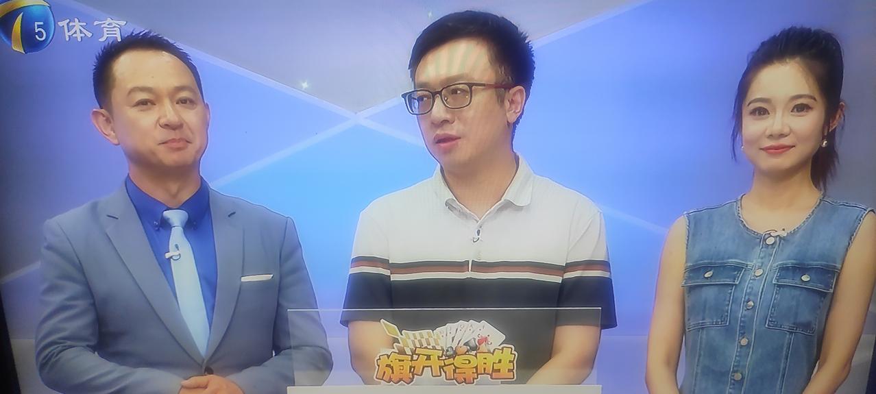 《旗开得胜》斗地主节目，北辰区的擂主老杨已取三连胜，今天力争四连胜。滨海新区大港