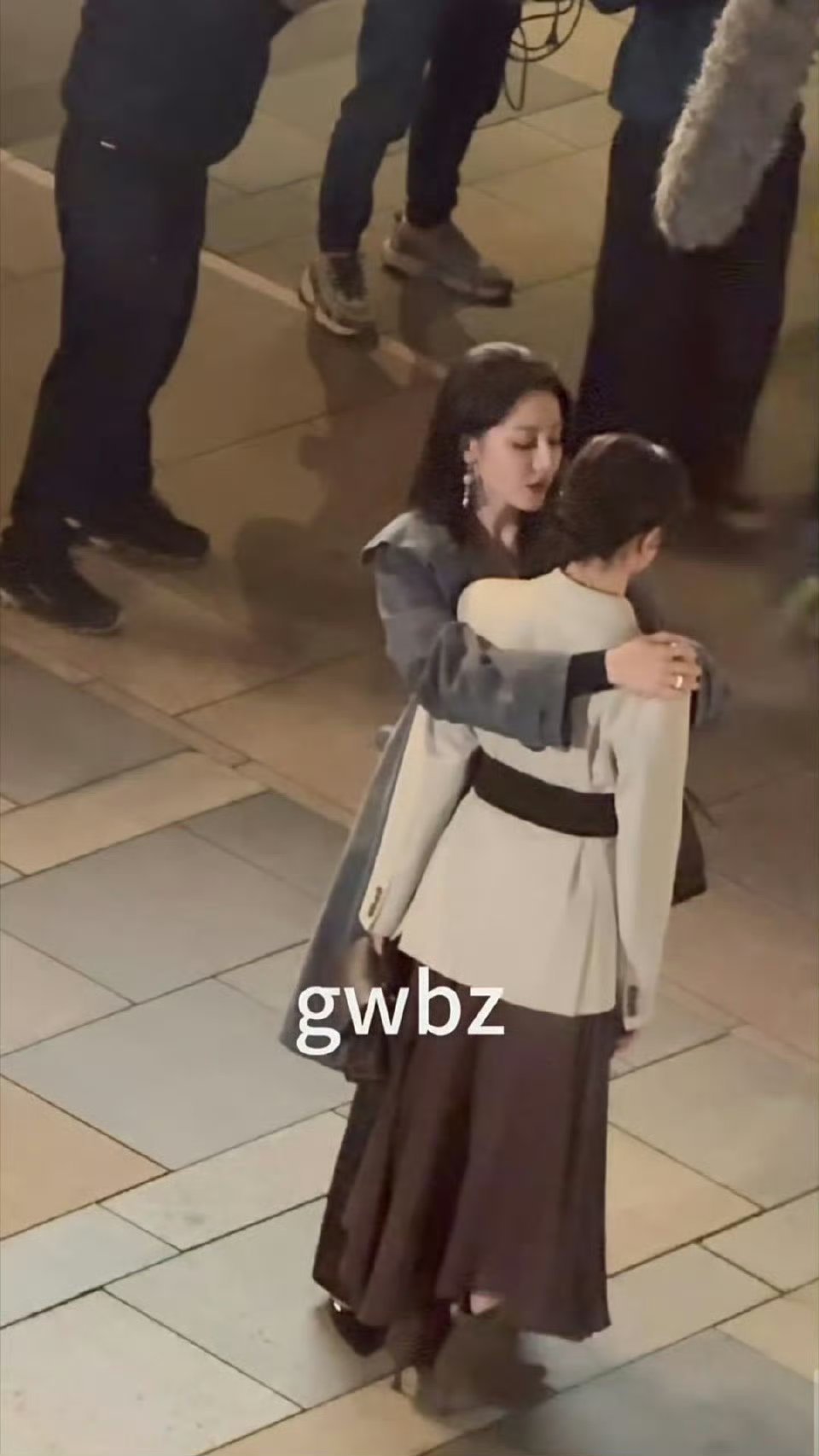 也想被热巴宝宝这样抱🥺 还缺替身吗？☺️ ​​​