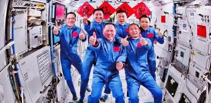 刚刷完神舟二十三号太空会师的新闻，转头就看到印度航天扔出的大消息——搞了整整20
