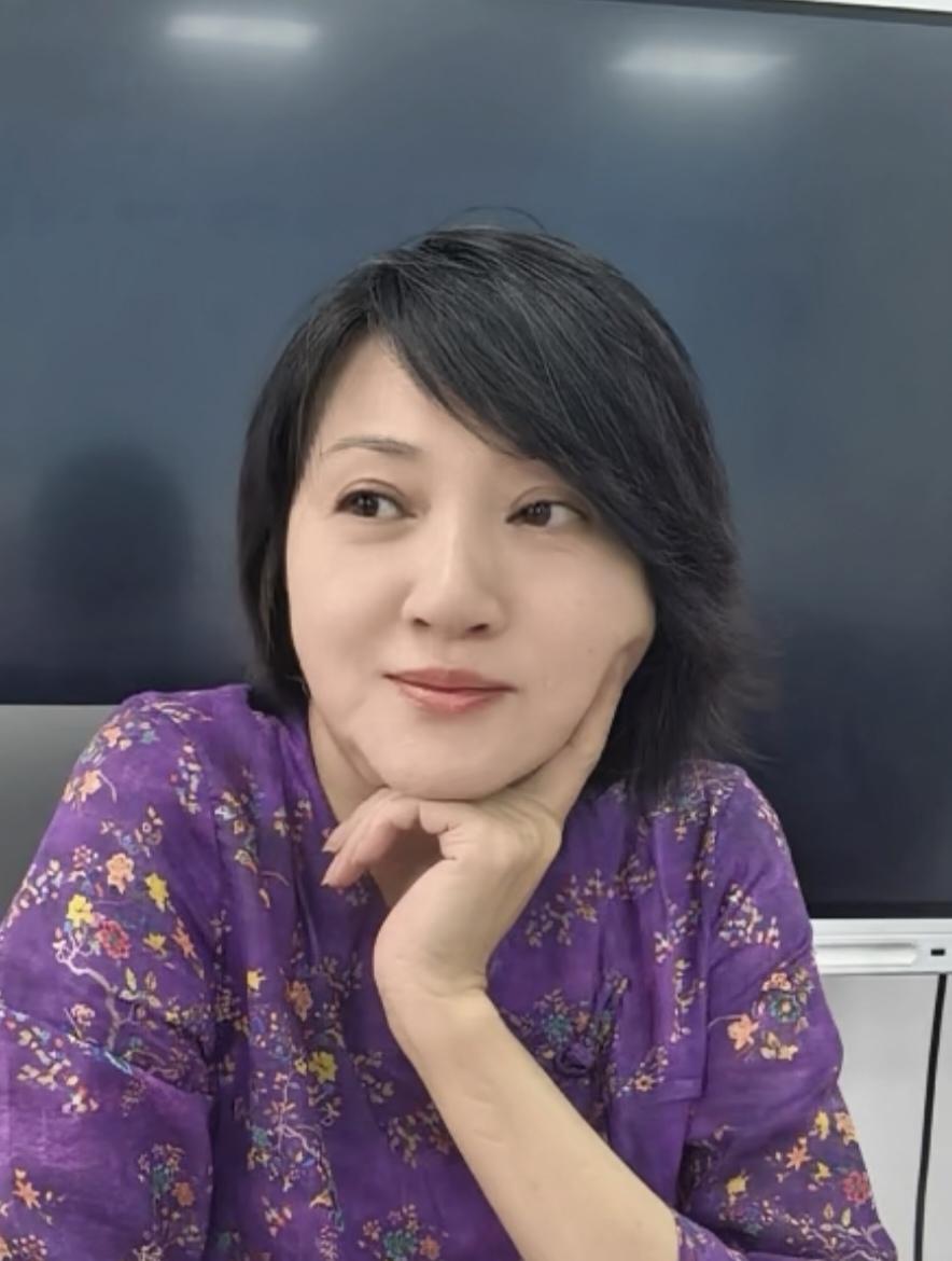 这是金玉婷，演过电视剧《太平天国》、很多次春晚小品的金玉婷，素颜开直播了。
以前