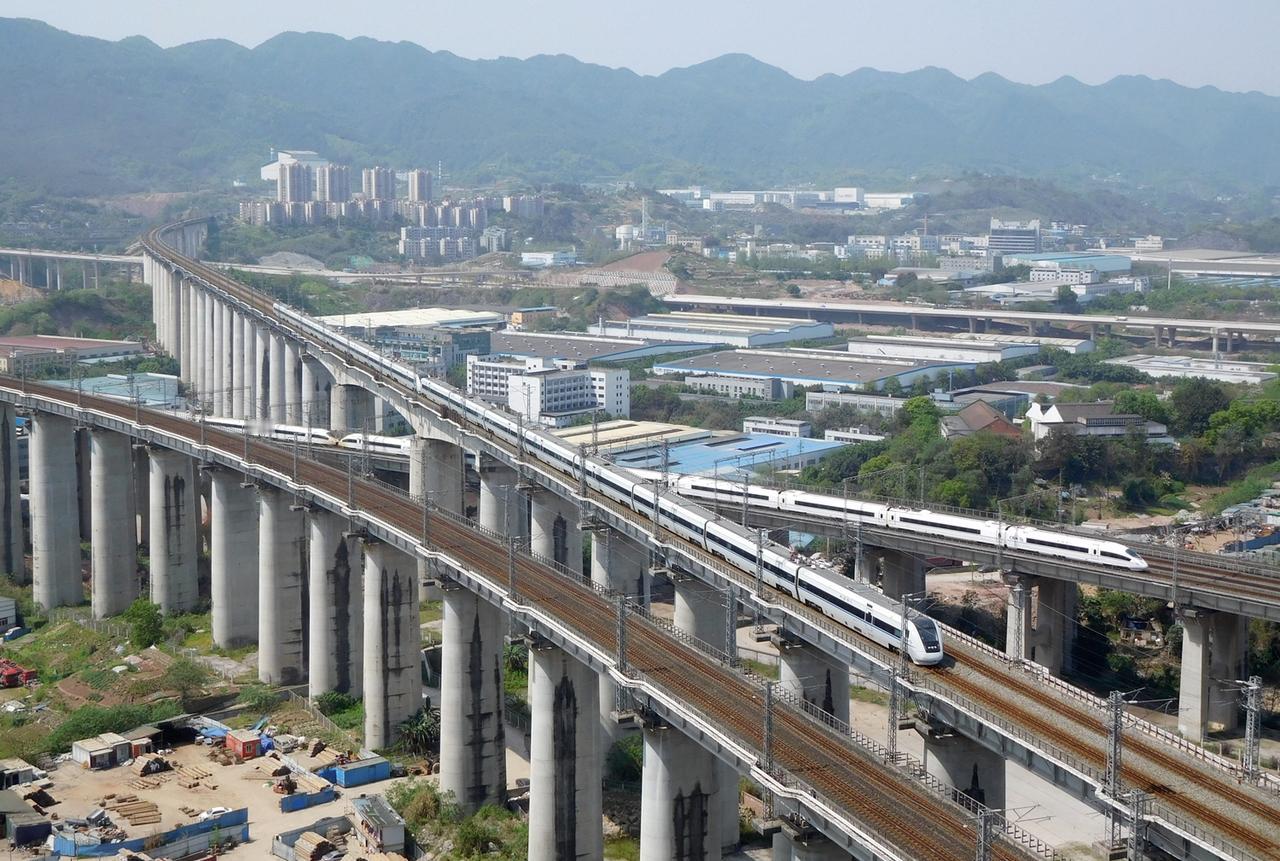 2021年，重庆铁路枢纽井口立交区，两列重联运行的和谐号动车组同时经过，上边这条