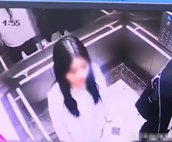 2021年，在酒吧里，44岁男人开出5万块包养18岁姑娘，姑娘当面答应，两人去出