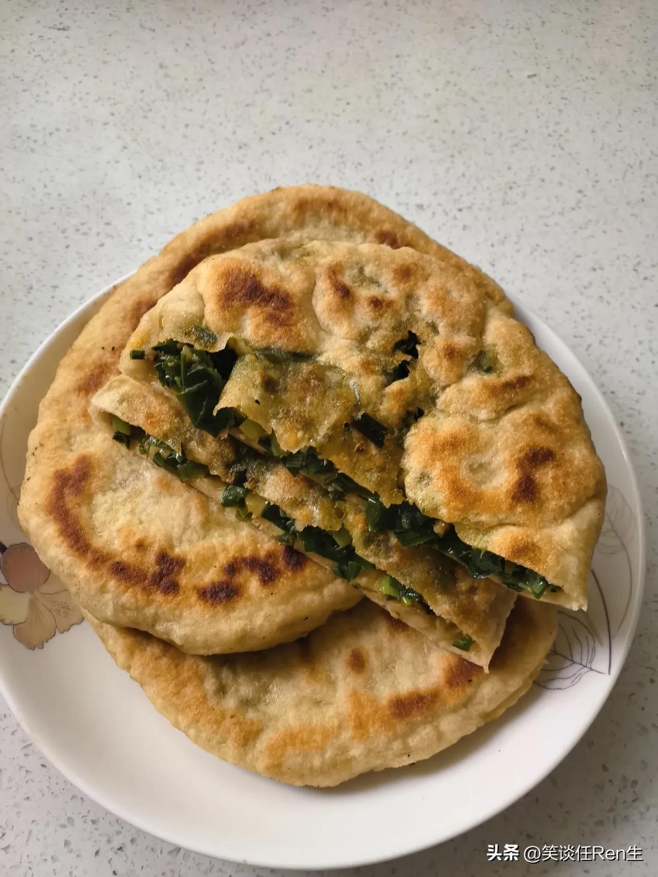 早餐吃什么？韭菜盒子小米粥。

昨天的饺子馅没用完，老婆又加了一点韭菜和佐料，发