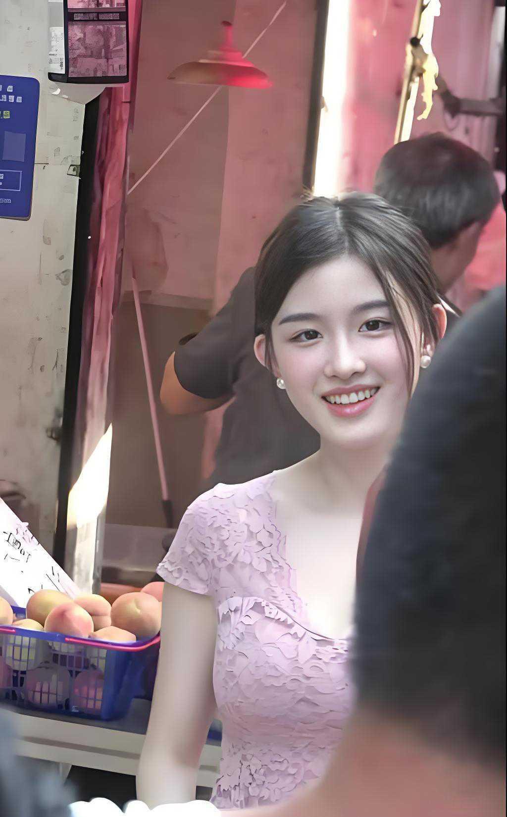 白里透红的，倾国倾城的脸，美得让人移不开眼。