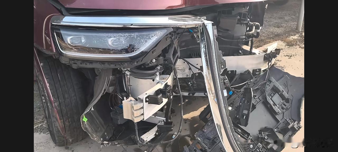 网上某款热门车撞树后，前防撞梁折弯了。但是看着吸能盒一点事没有，不懂这是正常还是