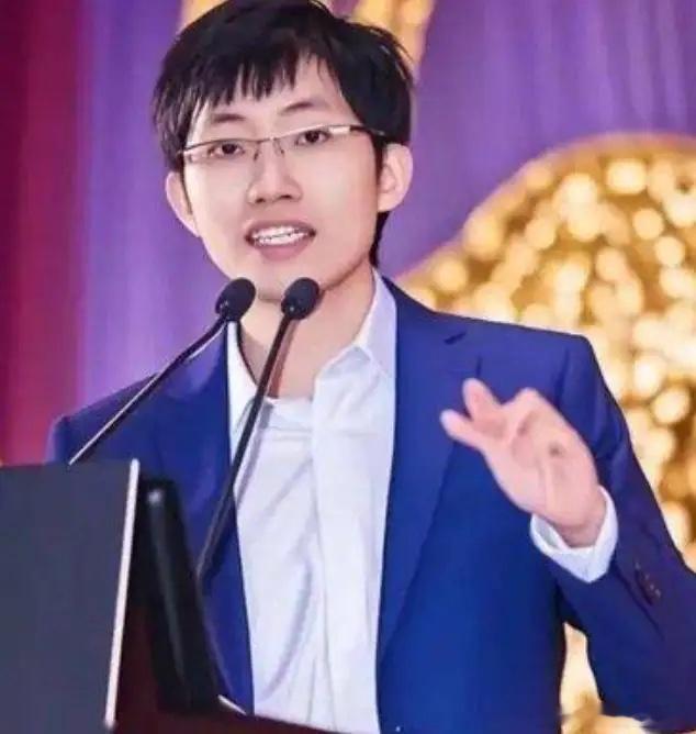 梁文锋现在估计肠子都悔青了。他后悔的不是中国AI模型能力弱，也不是美国限制Dee
