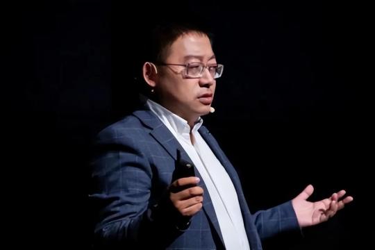 别急着贴标签。他们真正怕的是中国赢！沈逸点破：精英们把子女和存款都押在美国，一旦