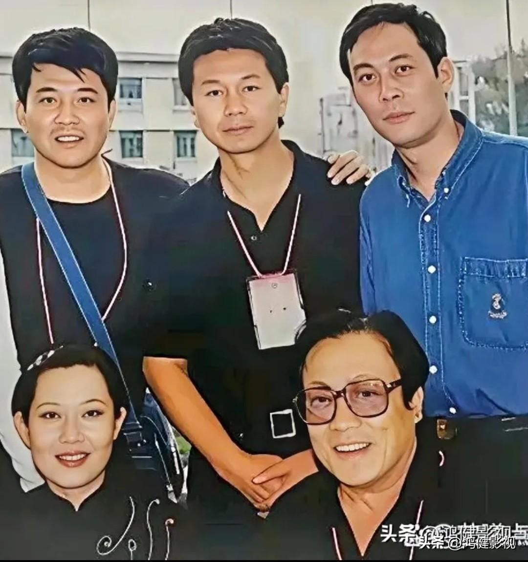 仔细一看，后排就认得出目若朗星，气宇不凡的孙淳，还有身材健硕的张光北。前排右边是