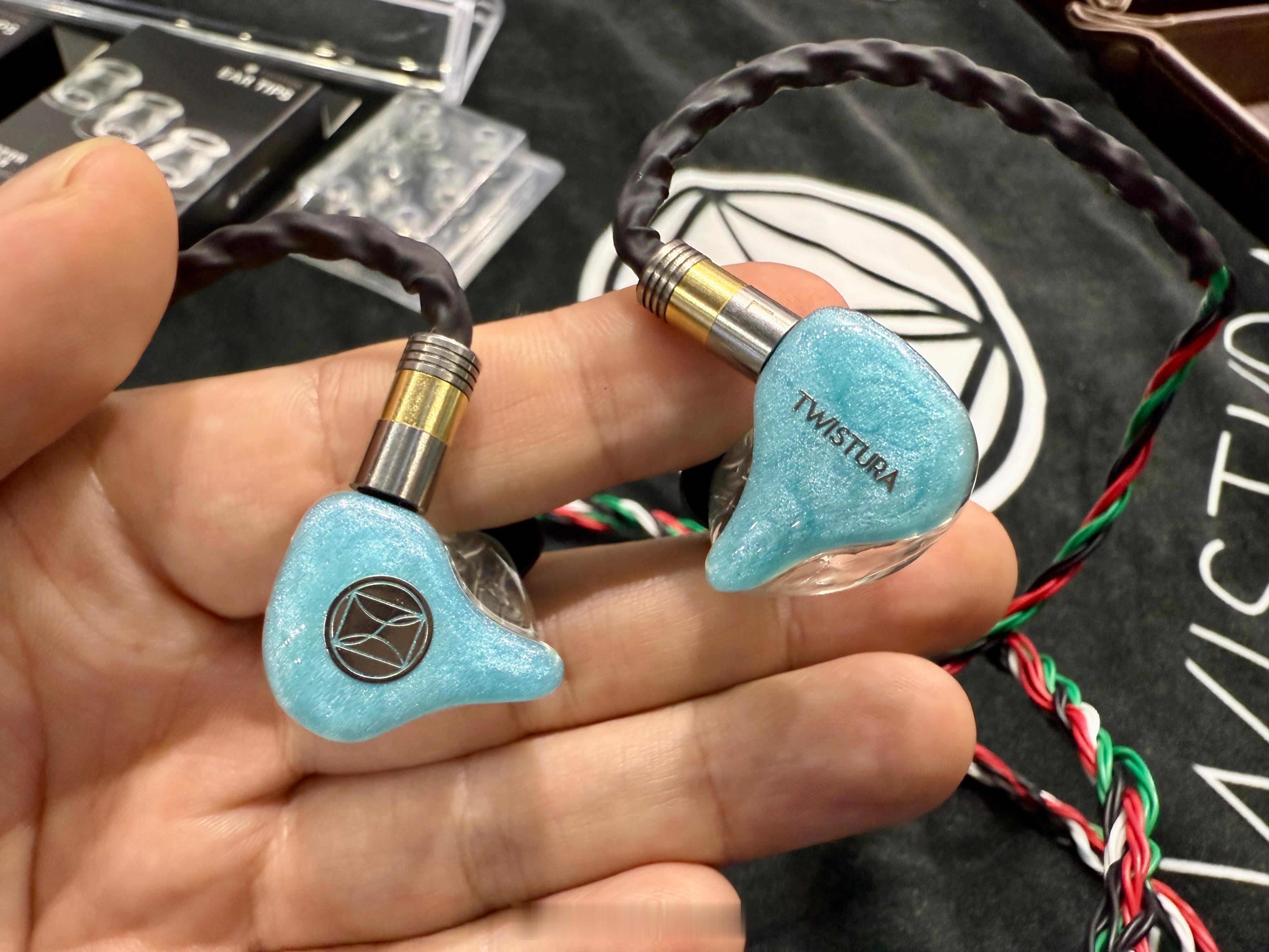逆转未来家的一只新品，搭配了一条「电工线」，这塞子声音有些特别，它有着自己非常明