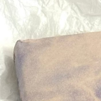 如同在旅馆的梨花树下小坐，清茶浅酌，花好月圆。爱着一个人，并且被之所爱。长路且行