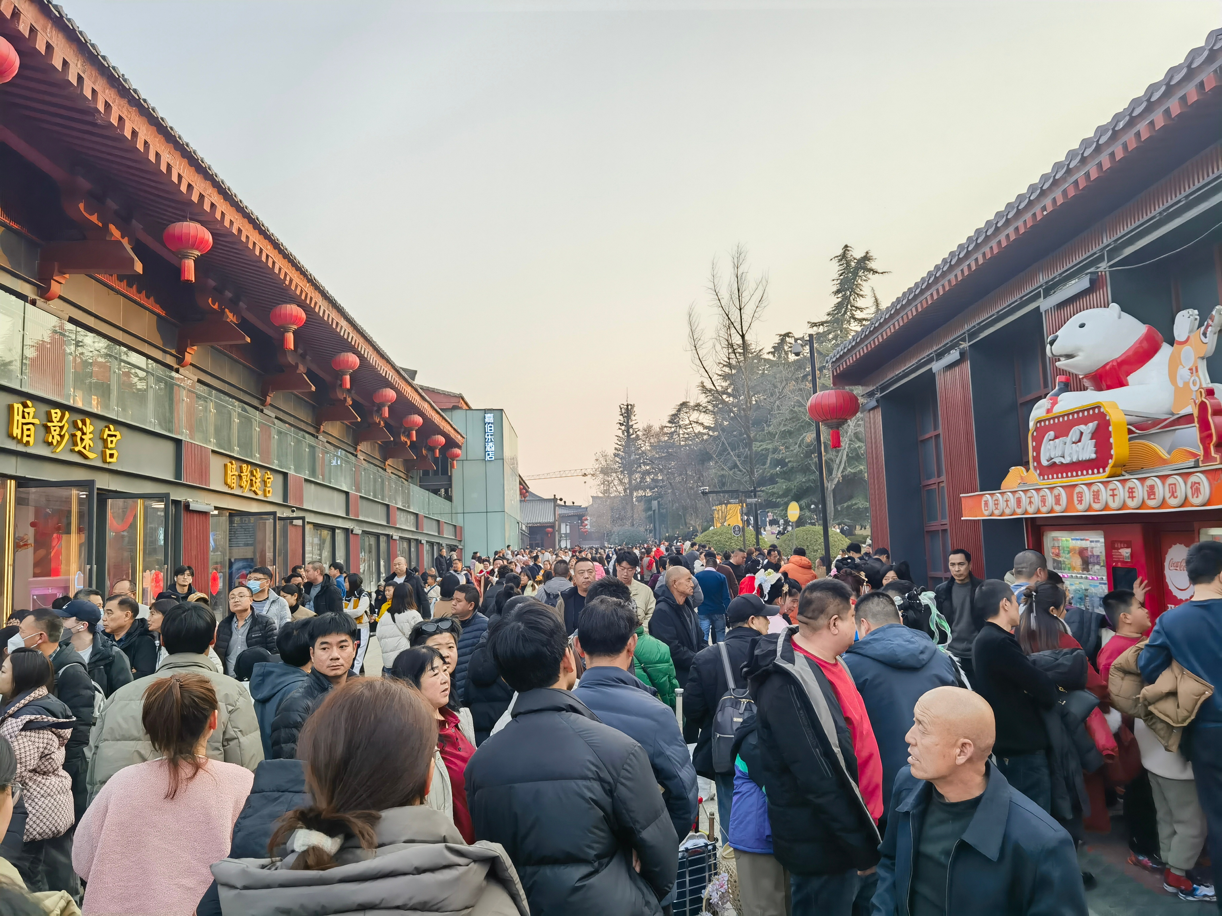 西安在春晚上了大分，第一次见男厕排这么长队。这还只是大雁塔北广场的辅道， 距离大