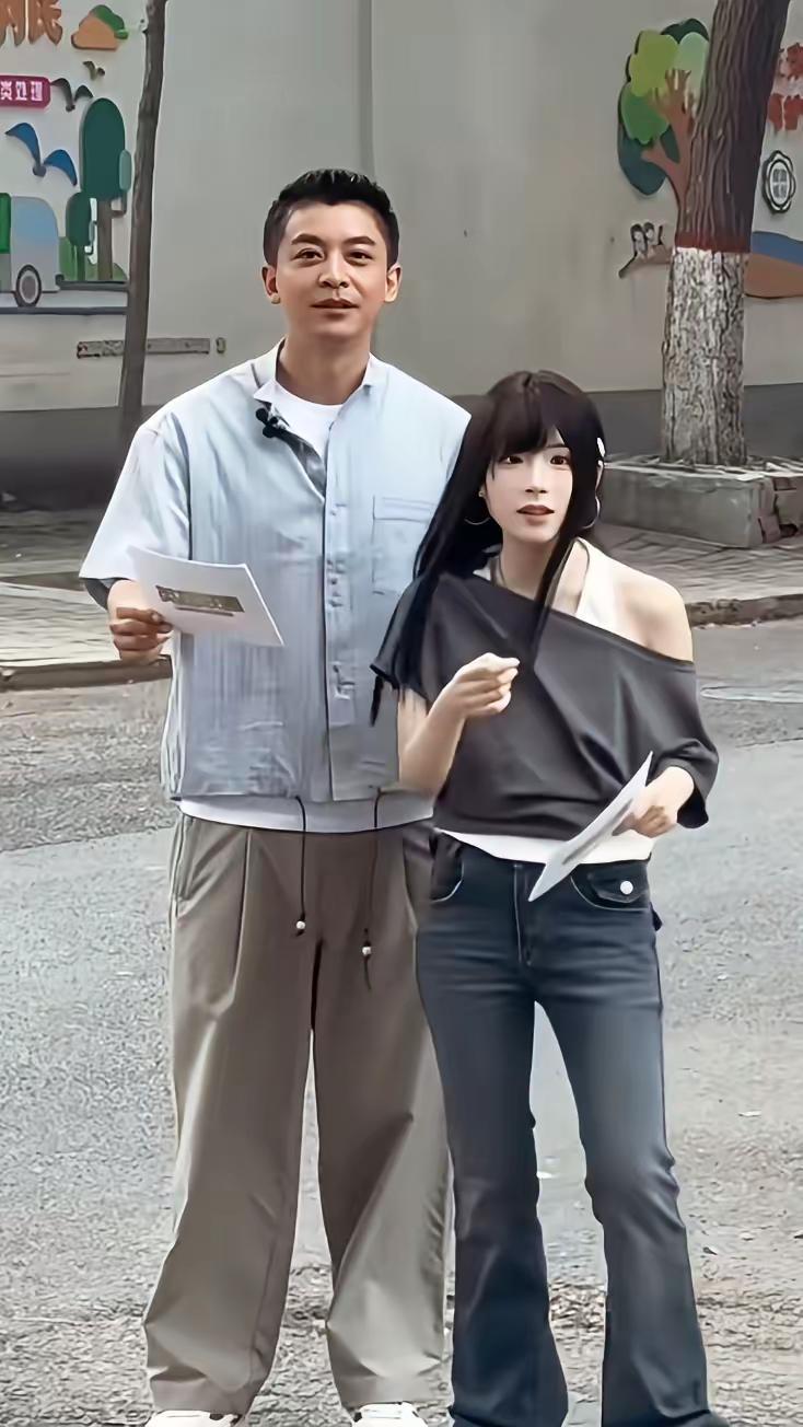 镜头之下的航哥，造型清爽利落，自带松弛感。无论是工装制服的沉稳干练，还是休闲穿搭