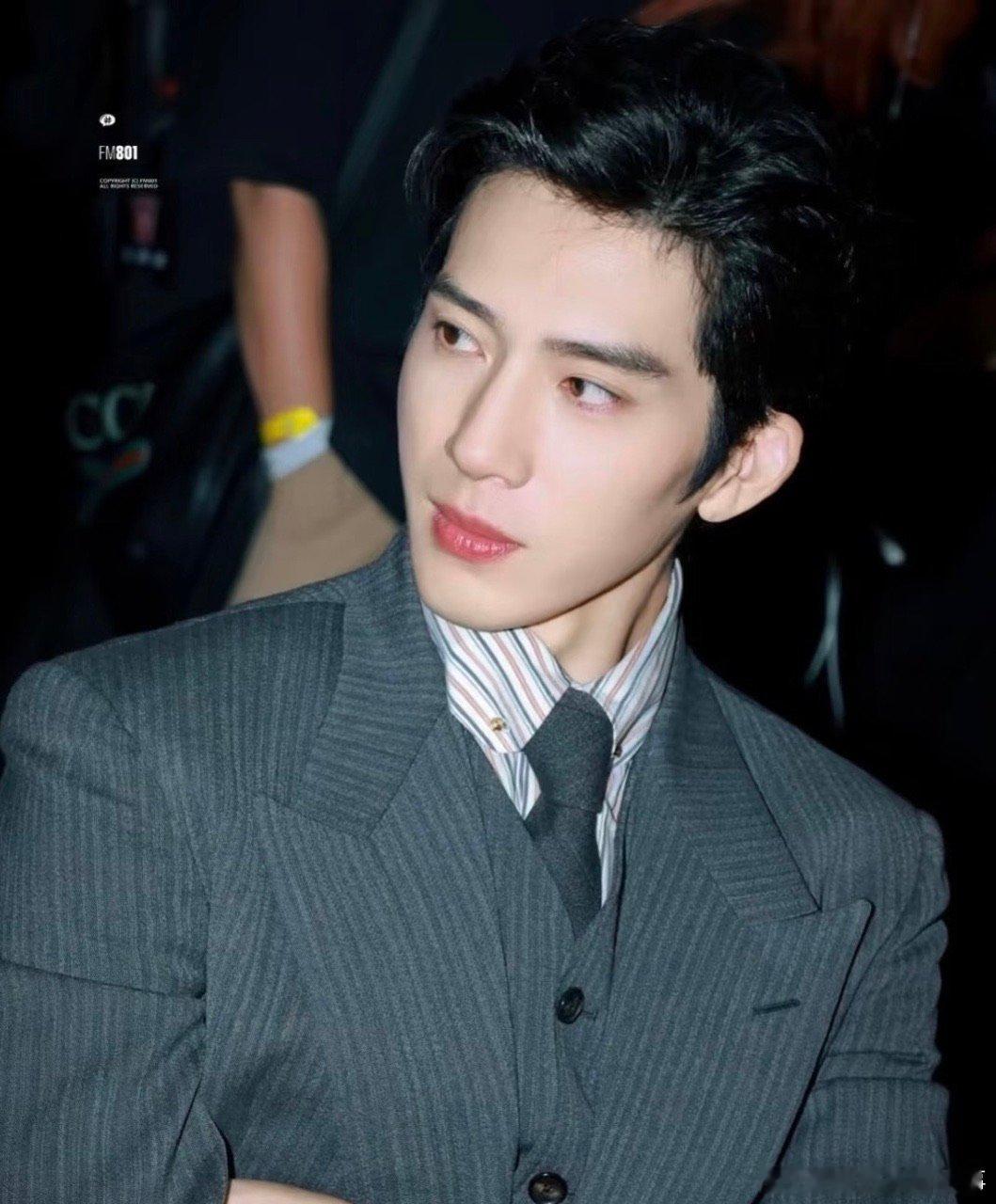 井柏然 熹妃回宫 谁还在质疑井柏然不适合霸总？早春晴朗开机造型直接打破偏见，帅到