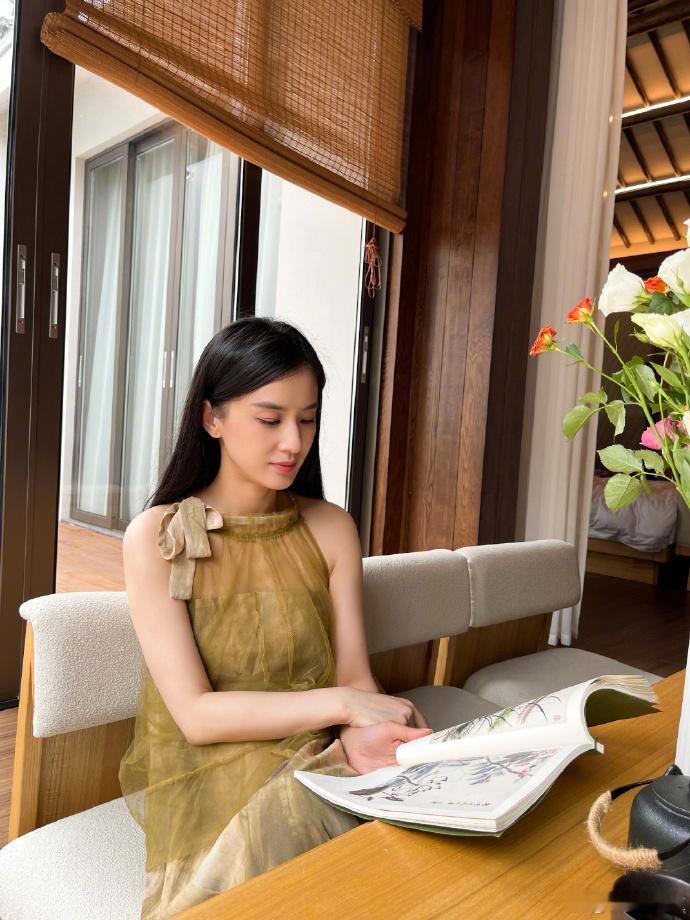 黄圣依家世  黄圣依不仅拥有一个高知的原生家庭背景，她自己也在各个领域表现出色 