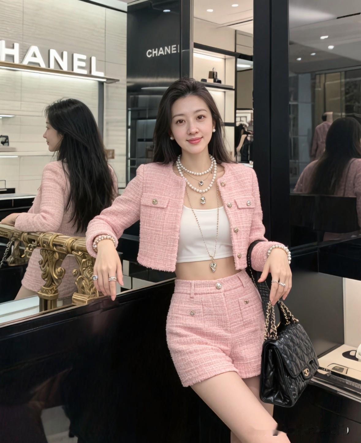 其实最熬人的难过，
从不是歇斯底里的大哭。
而是突然就愣在原地，
鼻子一酸眼泪就