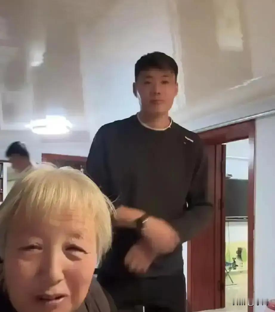 小叔子肉铺凌晨三点发视频，嫂子翻账本发现五年里只记了进货没记卖出。

肉铺从20