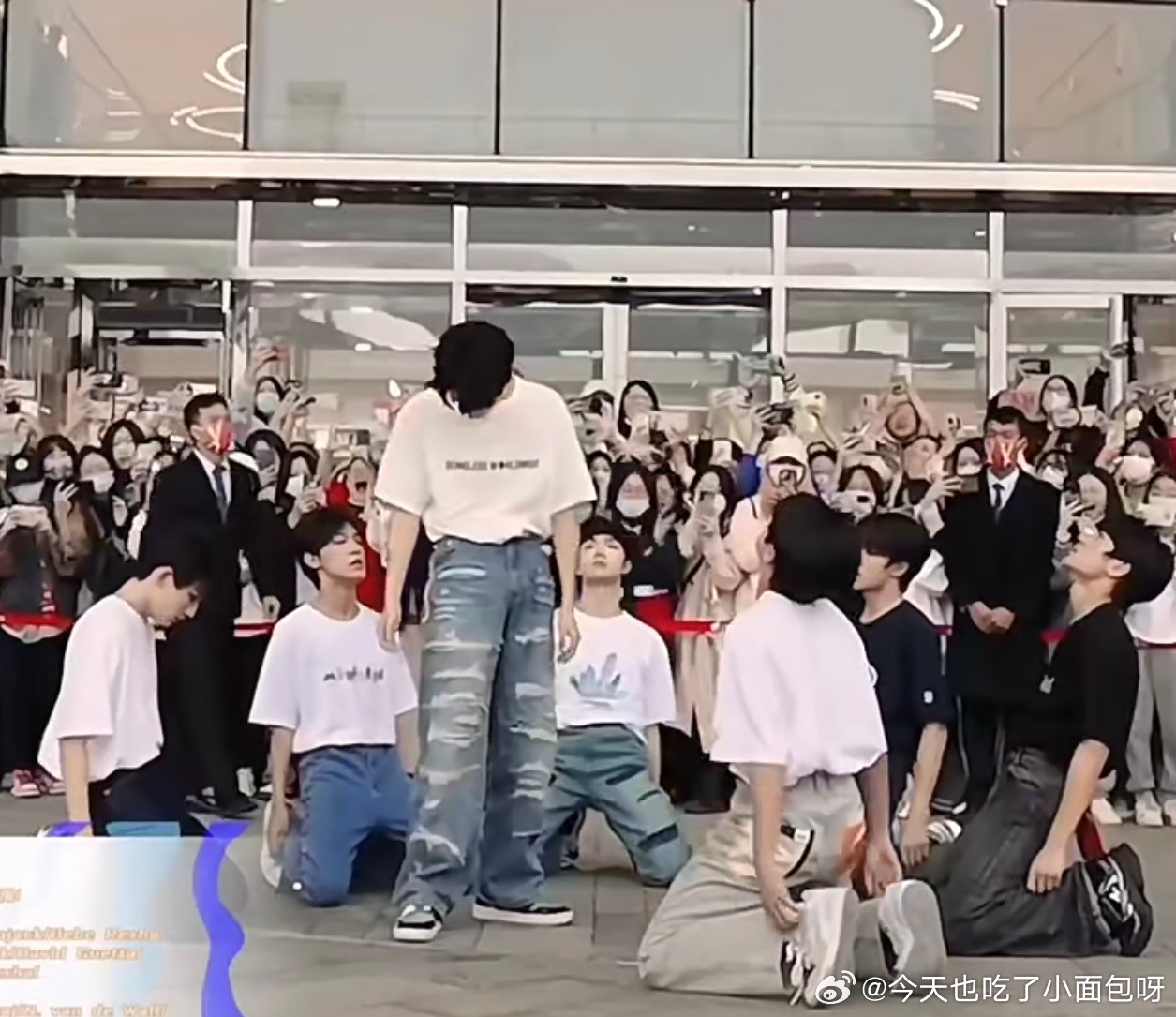 只接受朱志鑫前面的back4🧎🏻♂️着且不遮挡而不是看着四张瞅脸在镜头前杵着