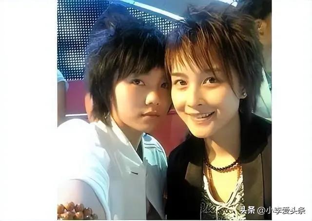 重温超女旧综艺，才看懂许飞当年有多能扛事。
 
当年正当爆红时期，她执意解约，硬