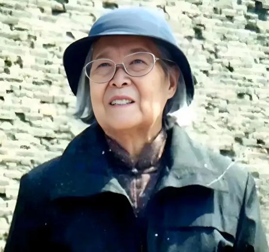 作为傅作义的女儿，傅冬菊为北平和平解放做出了巨大贡献，成功解放北平后，本该平步青