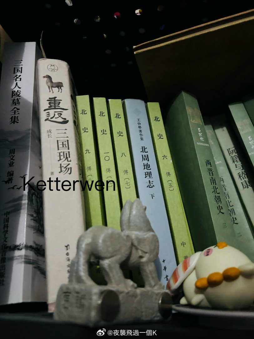 每天就这么对我书架流哈喇子