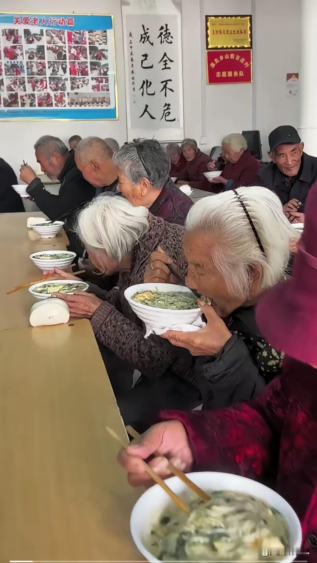 可以这样说，
子女有能力有条件，
还把老人送到养老院生活，
这是最大的不孝，
陪