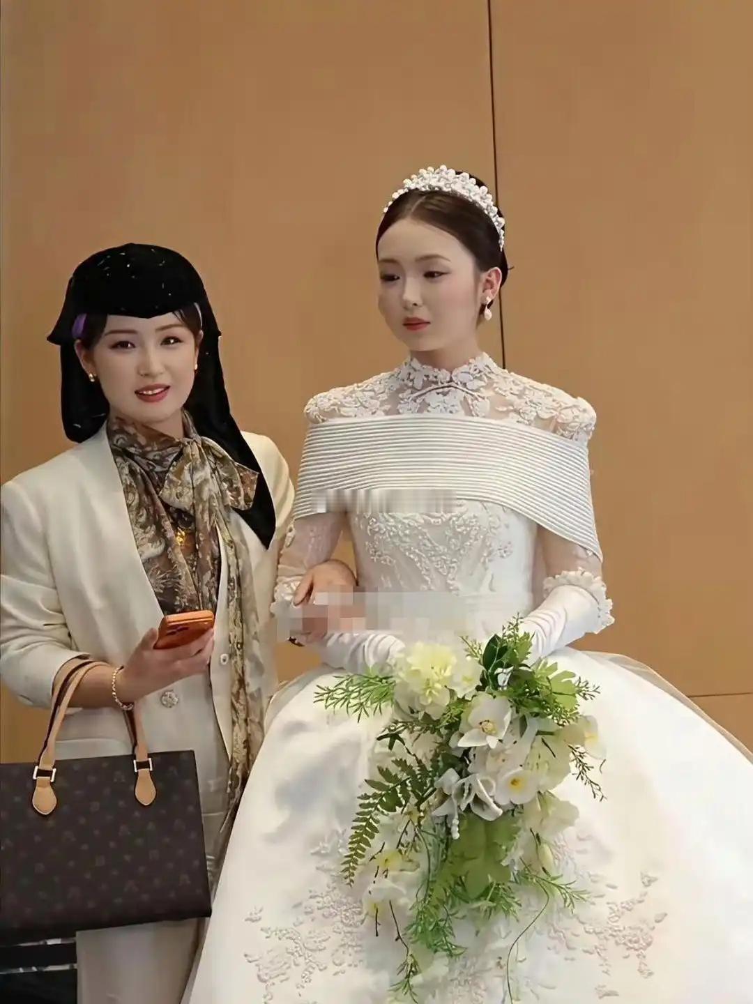 新娘妈妈才32岁，很漂亮。 