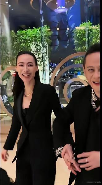 感觉梁洛施很喜欢现在这个男朋友，但这个男朋友跟她在一起，表现得有点不踏实。人多的
