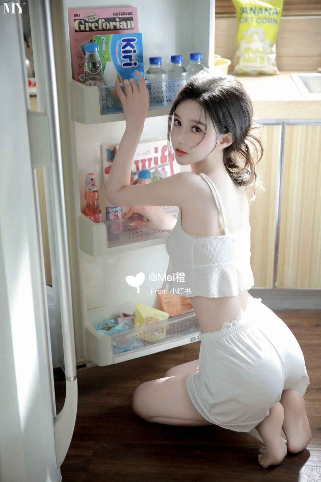 偷喝牛奶的少女