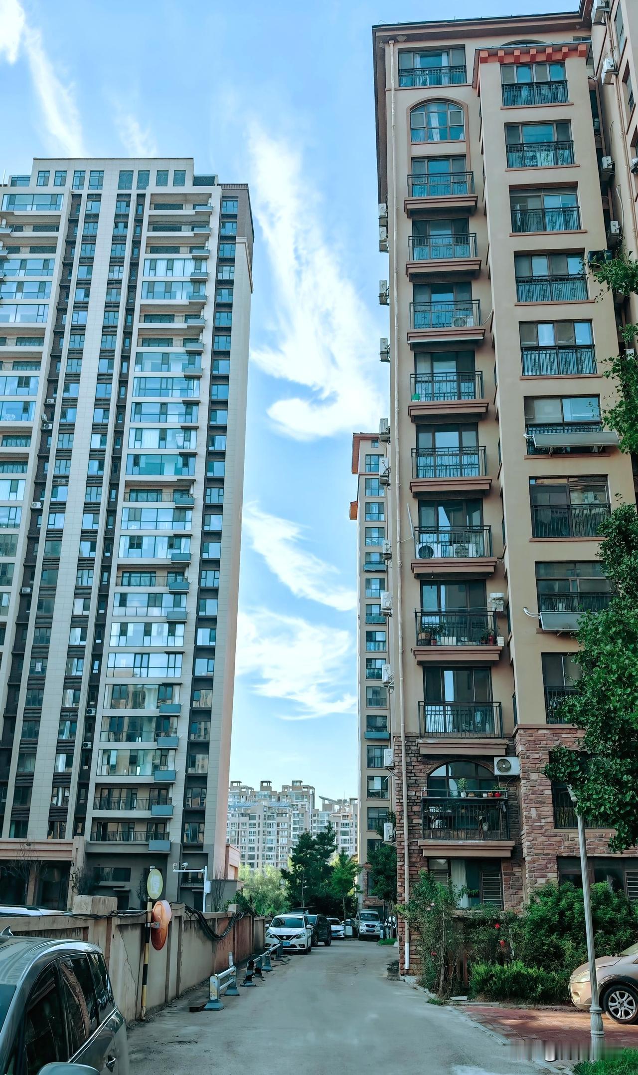 今日分享随手拍照片蓝天白云与高楼