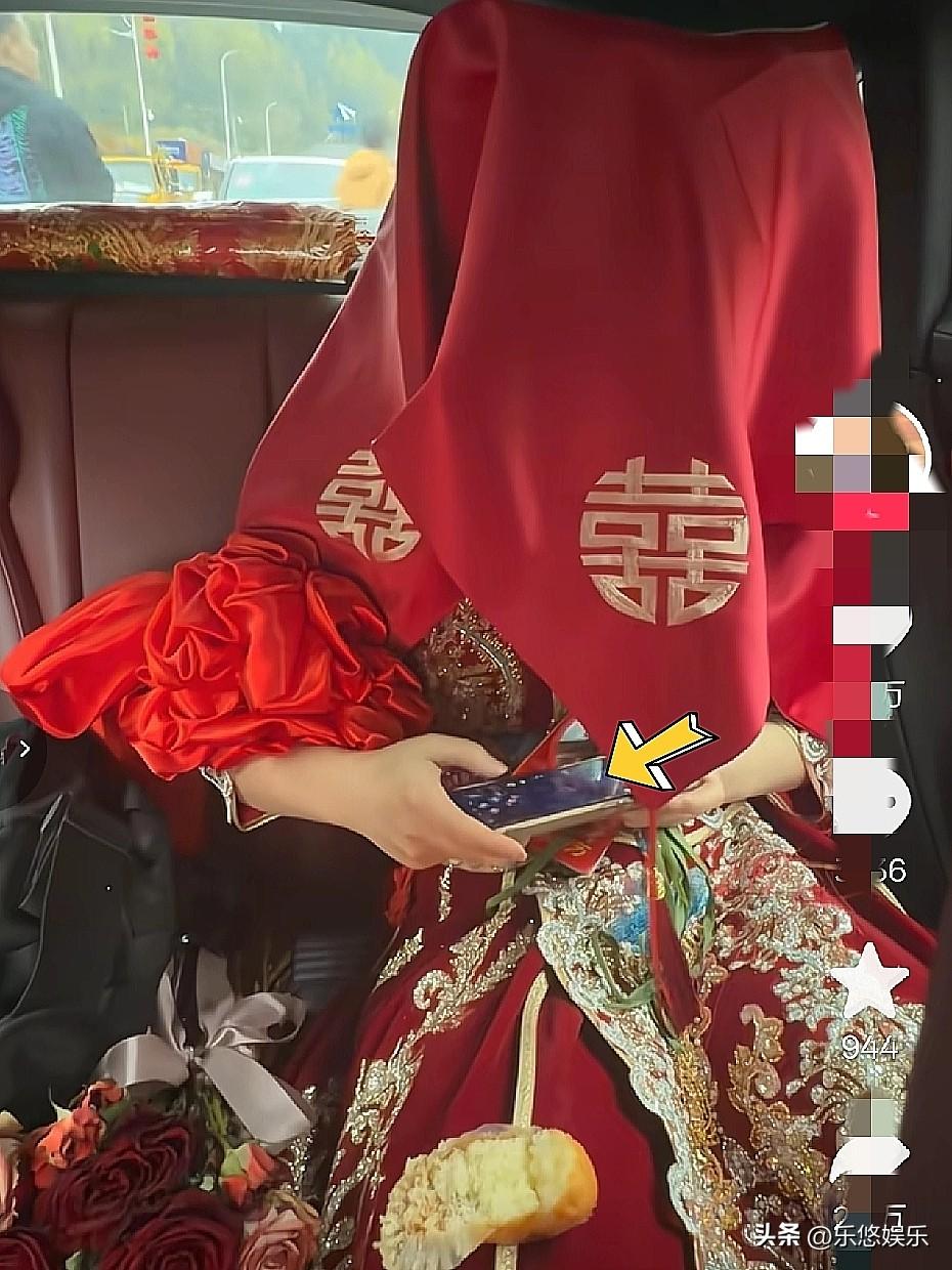 真爱是游戏？婚礼现场新娘忙里偷“闲”，紧盯手机屏幕疯狂操作？
结婚玩游戏两不误[