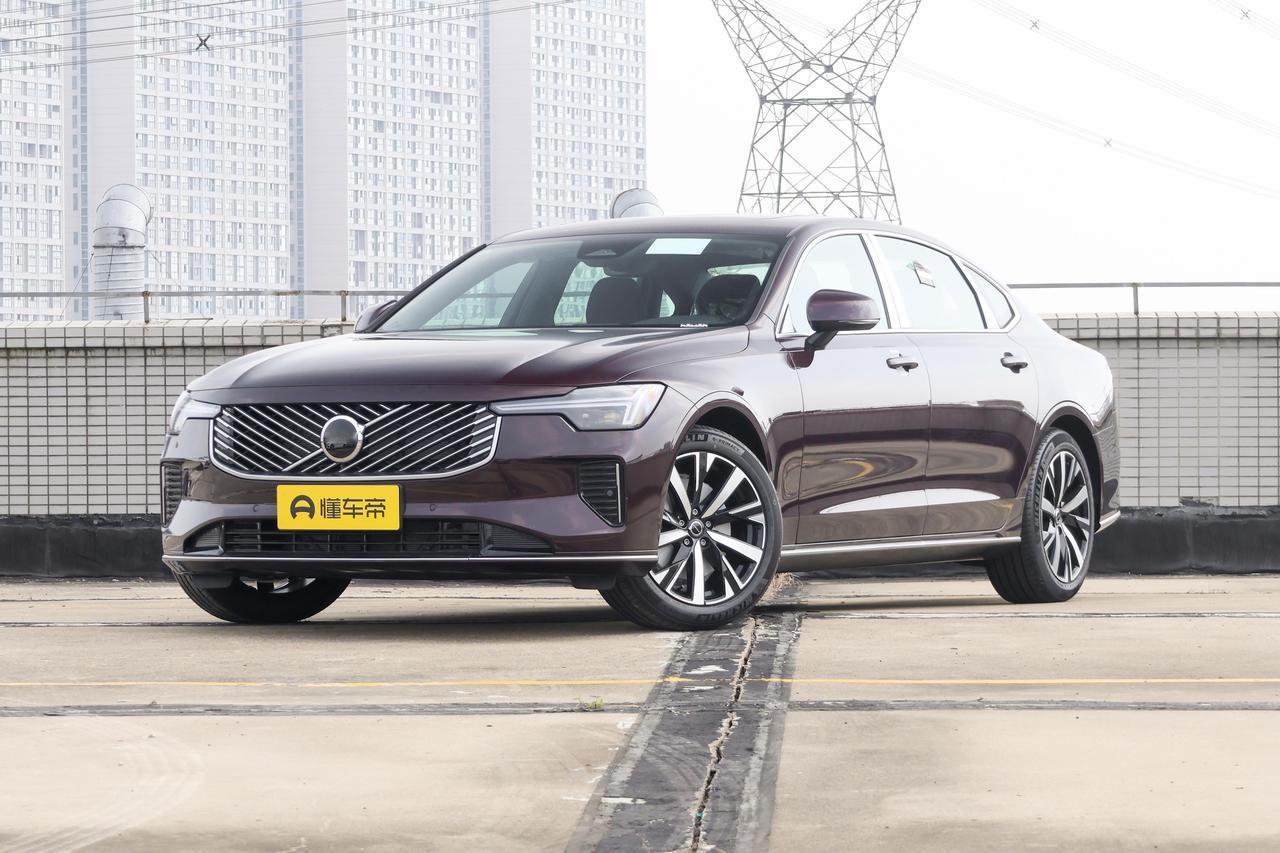 沃尔沃S90，这“雷神之锤”大灯，白天比晚上凶。
我一直觉得沃尔沃的设计是“冷峻