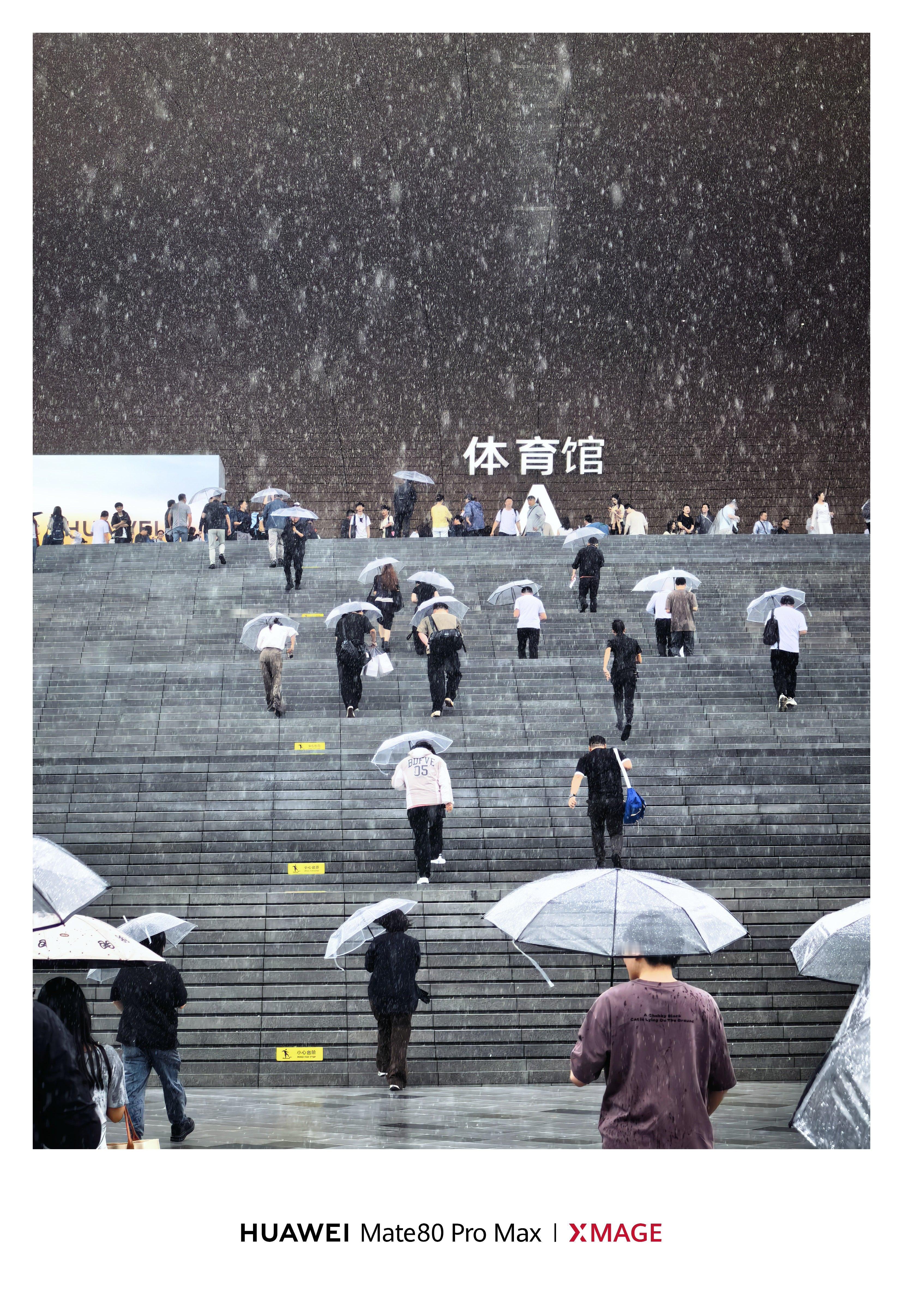 雨有点大，但是抵不住来看华为Pura新品的热情！据说易烊千玺也会来，正好我今天的
