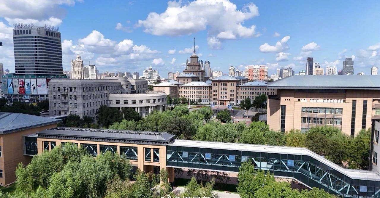 【高校建2公里暖廊连通20多栋建筑，寒冬学生轻装就能上课打球】近日，有网友称，@