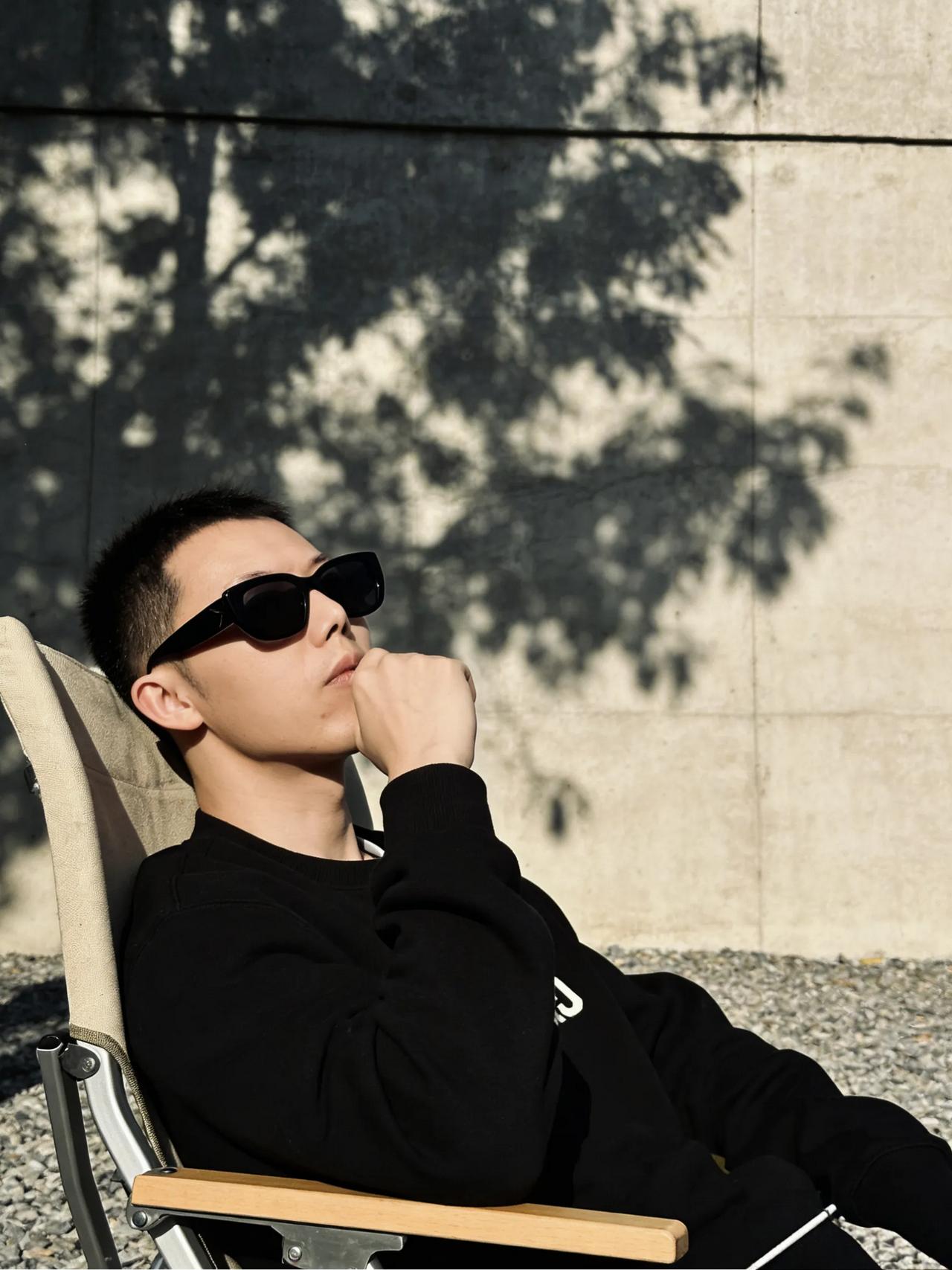 ✨人生下半场：
稳比快重要，健康比成功重要
斑驳树影是生活的隐喻
有明亮，也有遮