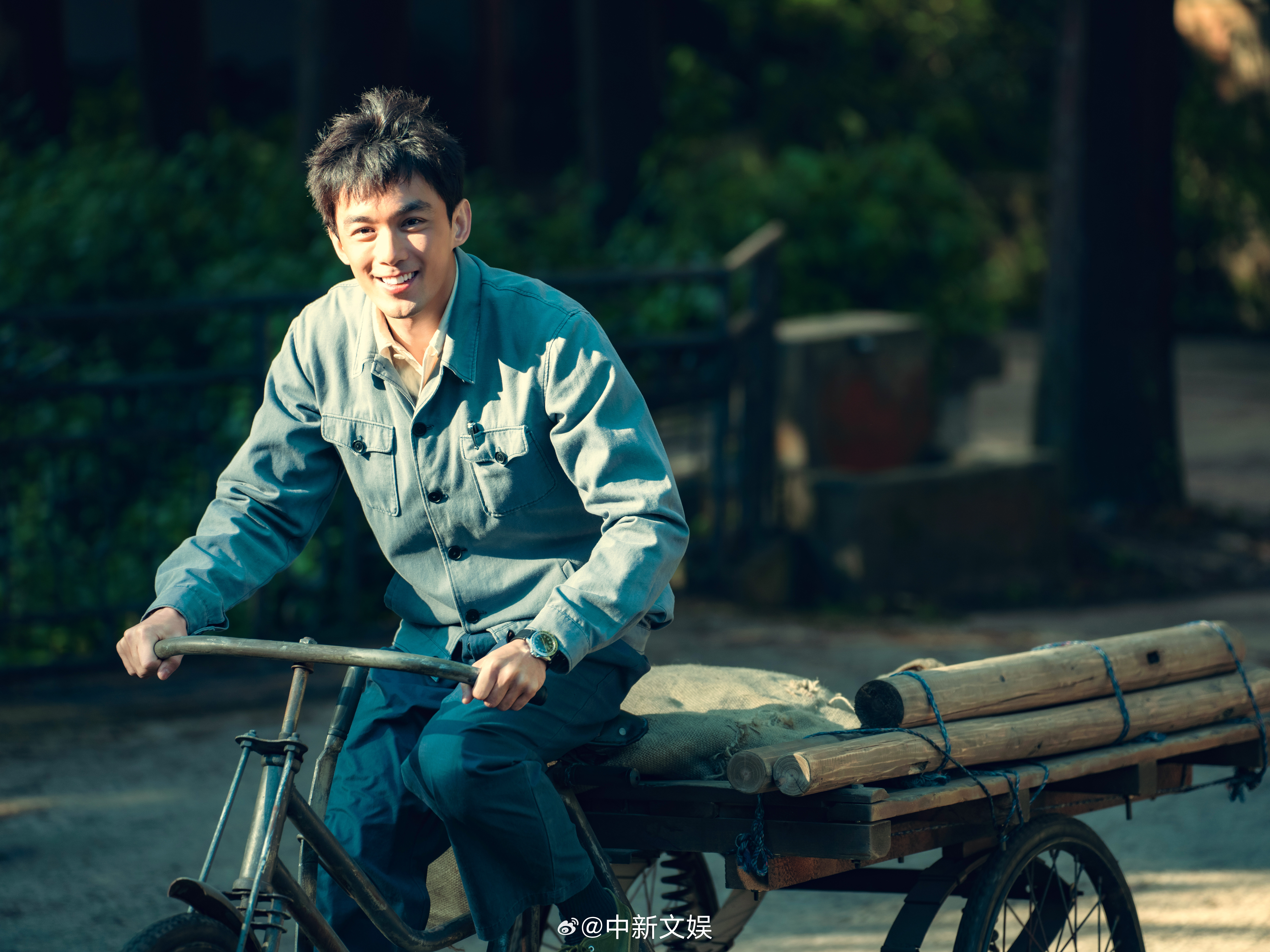 一剧早安“也许时间并不是不可逆，过去和未来会紧紧纠缠在一起。”早~你也在想念《群