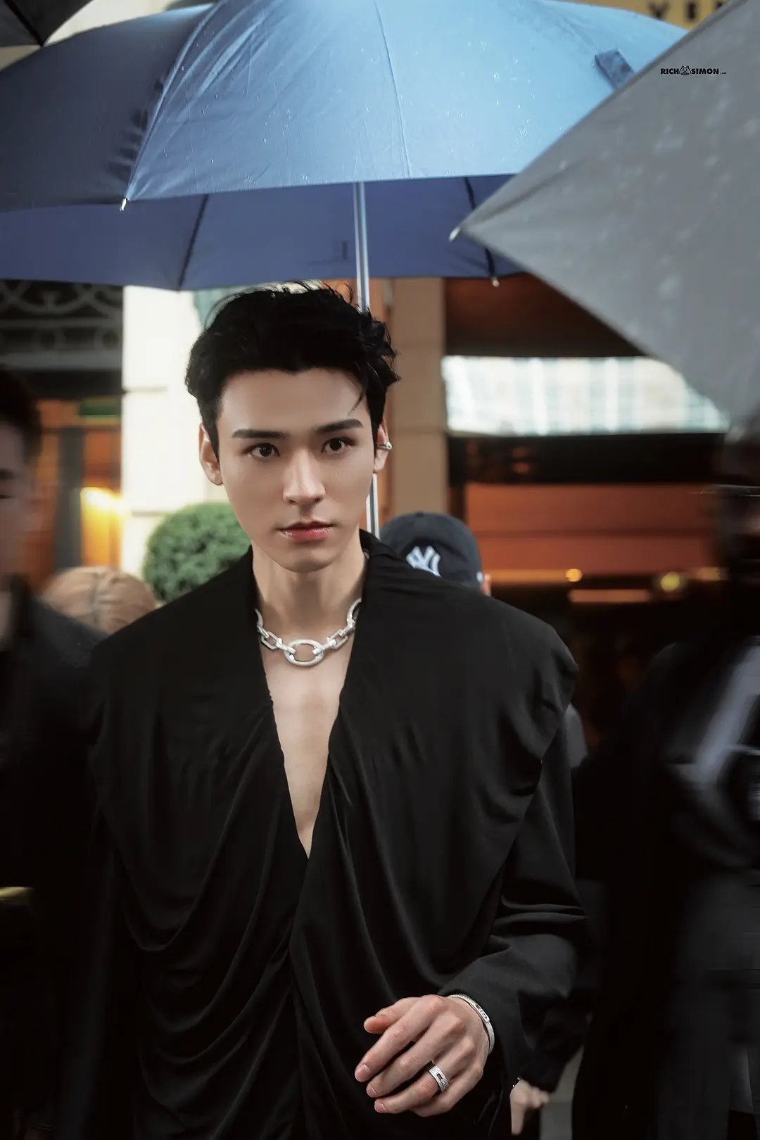 俊俊巴黎的出妆，这穿搭在往微商方向发展了吧 ​​​