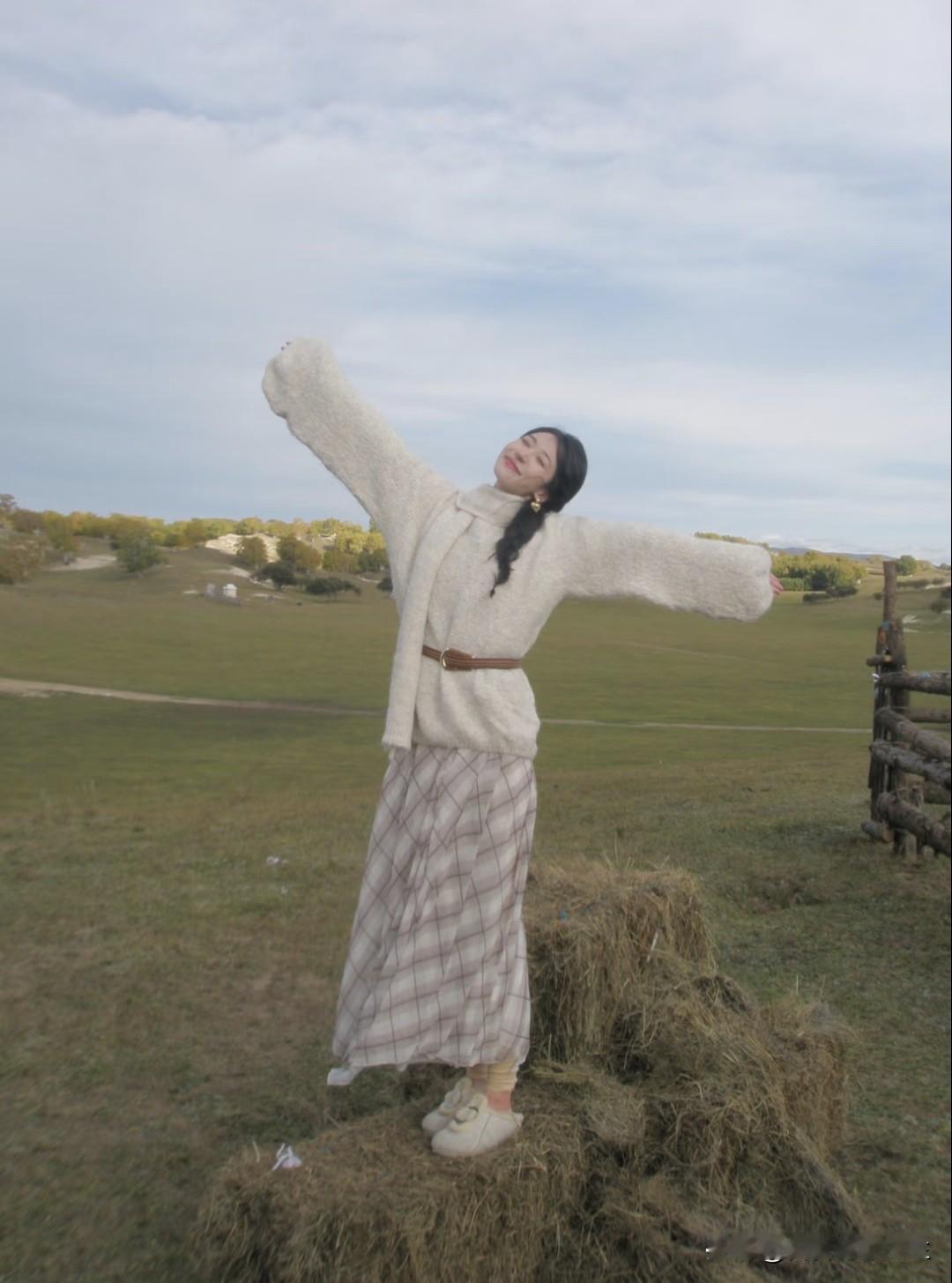 好想回到在草原拍戏的日子
每天都有美丽的日出，晚霞，自由自在，心也变得很广阔
王