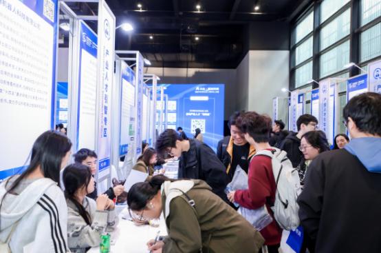 十五五规划终于把最刺眼的现实摆上台面了！5000万大学生、遍地本科文凭，工厂却跪