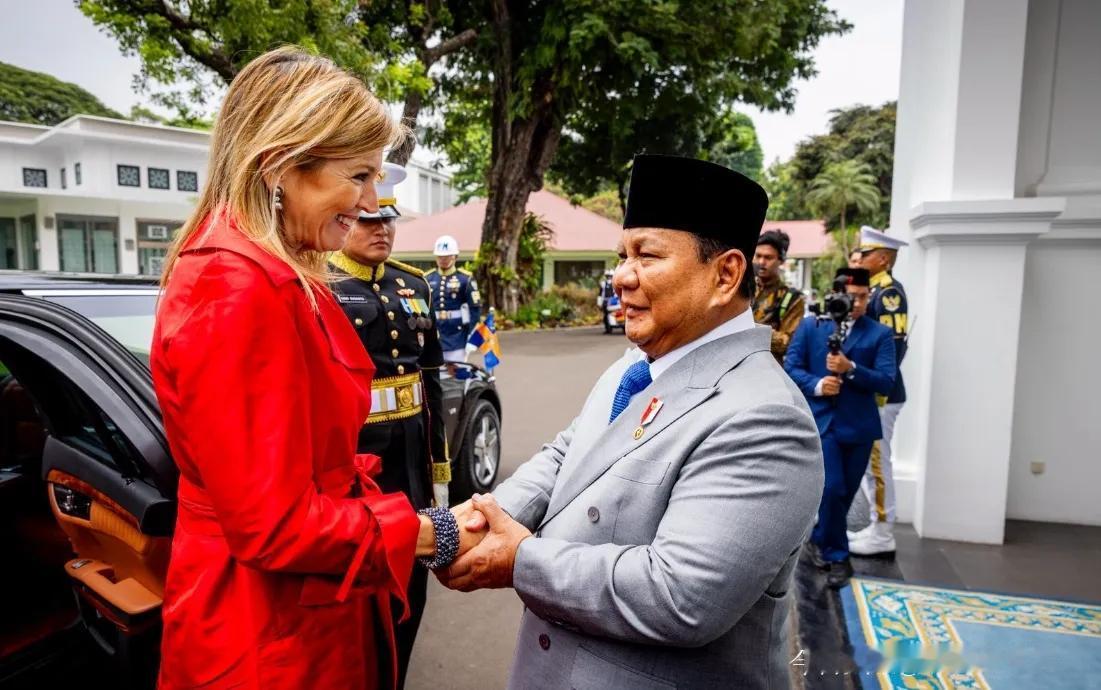荷兰王后马克西玛访印尼，和普拉博沃总统的会面堪称“王室接地气天花板”！这位华尔街