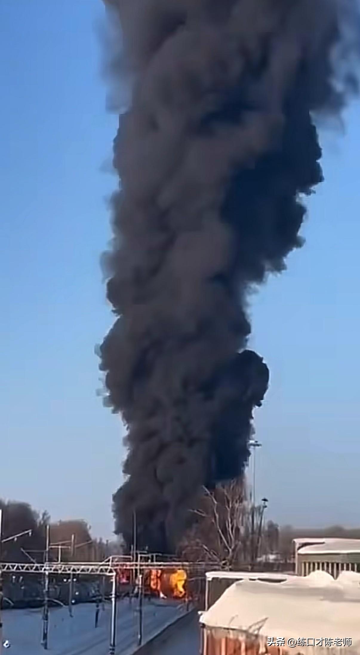俄油罐列车脱轨爆炸，升起数十米高蘑菇云！坦波夫州米丘林斯克俄油罐列车脱轨俄油罐车