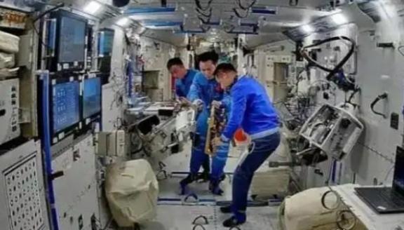 为啥中国空间站只能上3个人，而国际空间站却能达到十几人？说的直白一些，差别就是我