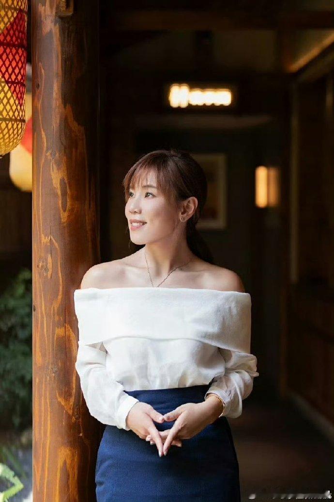 李佳薇[超话]李佳薇没有麦克风的我什么都不是 李佳薇的故事里，麦克风更像个“锚点