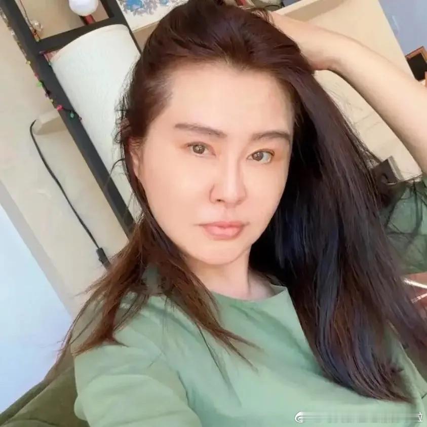 王祖贤近照状态还不错，她又动了眼睛，按照欧美那边的风格来做。有身家几十亿的老板请