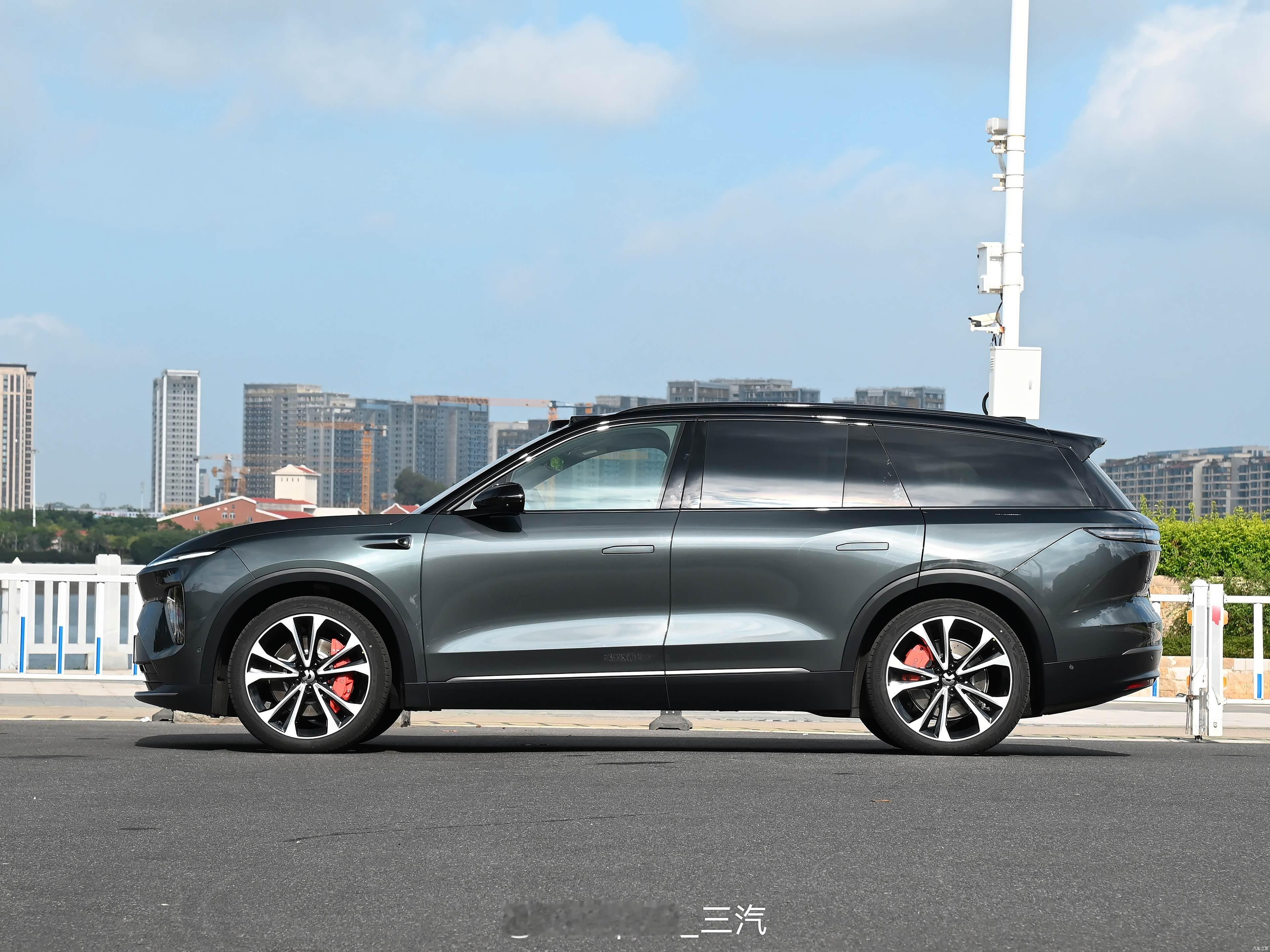 二代ES8开始我其实没注意看多了几次，以前玩改装的经验让我直觉发现，好像哪里有点