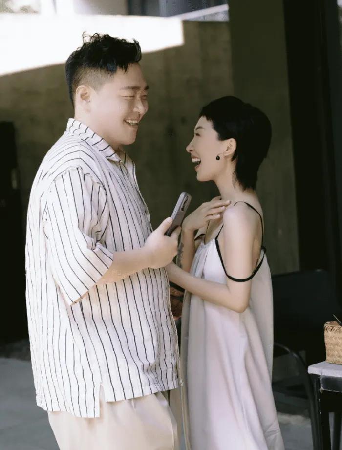 穿着睡衣结婚，这一对简直是低调得太让人喜欢了！
西装革履的郝邵文看着还是那么的可