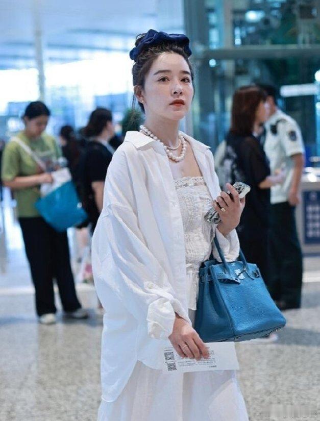 阚清子与未婚夫机场被偶遇，两人一前一后很低调。31日。有网友在网上晒出机场偶遇女